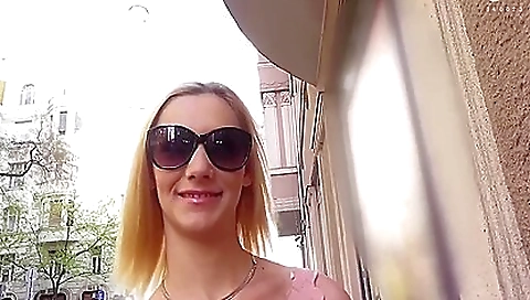 Milf gets a mouthful of pussy