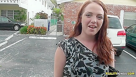 Hawt sweetheart gives head