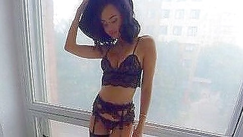 Spanish girla comfyt tayaing in her pussy