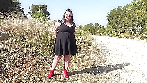 Mature slut takes on her ass